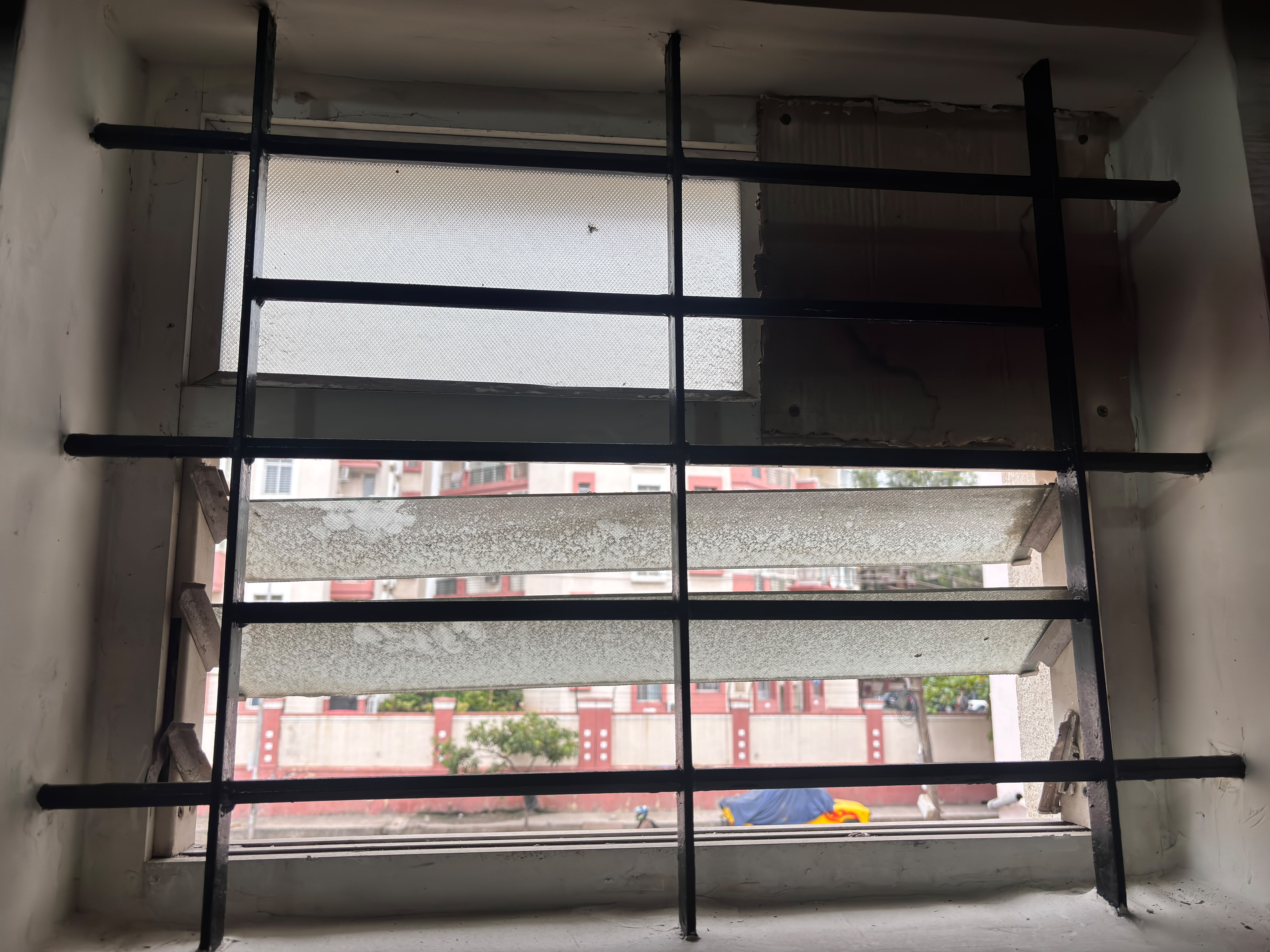Bathroom Ventilation Glass Replacement in Gottigere, Bannerghatta Road, Bengaluru, Karnataka - before - Kutbi Aluminium Glass & Hardware