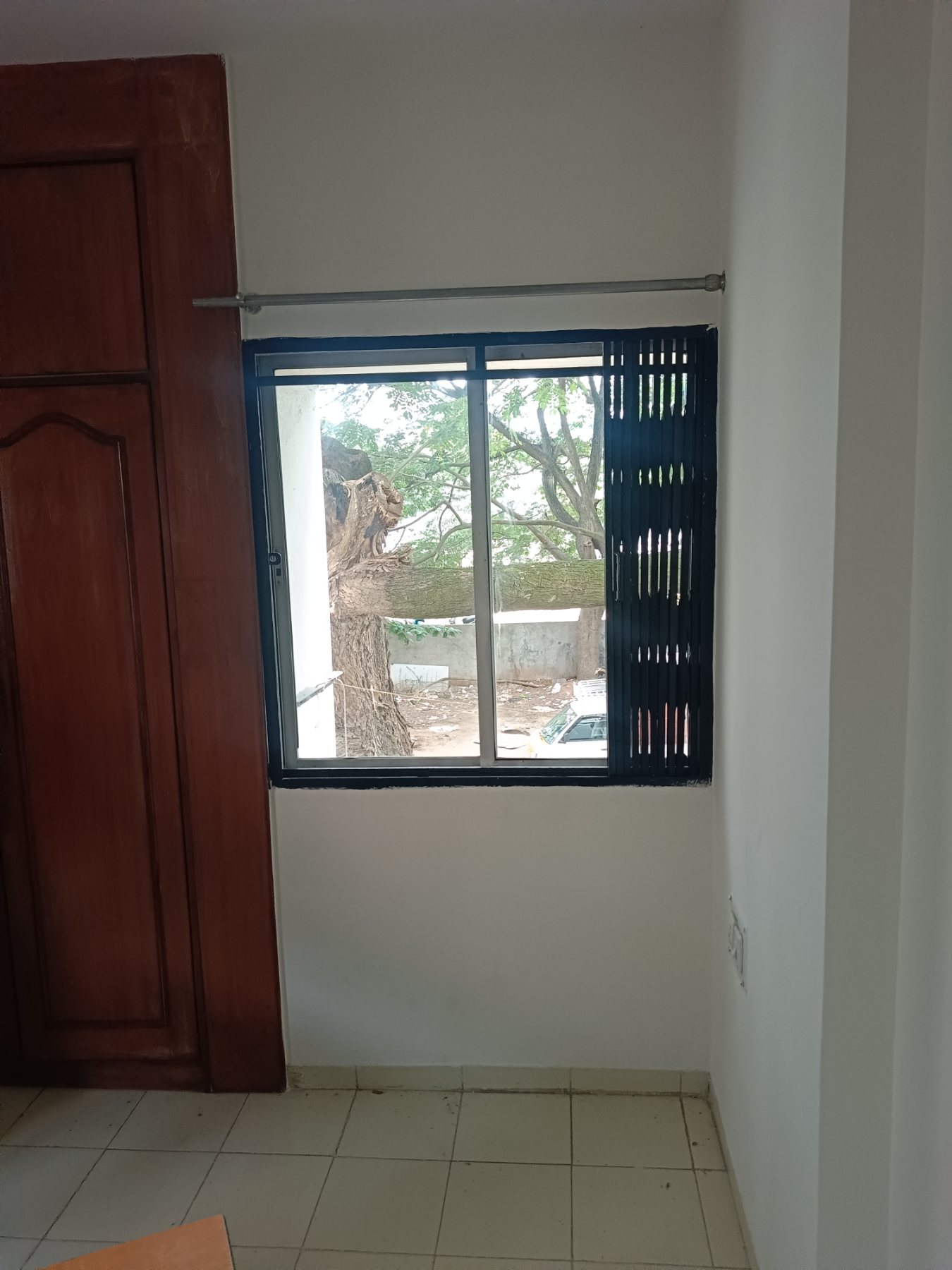 Aluminium Window Wheel Replacement in Arekere, Bengaluru, Karnataka, Bengaluru - Kutbi Aluminium Glass & Hardware