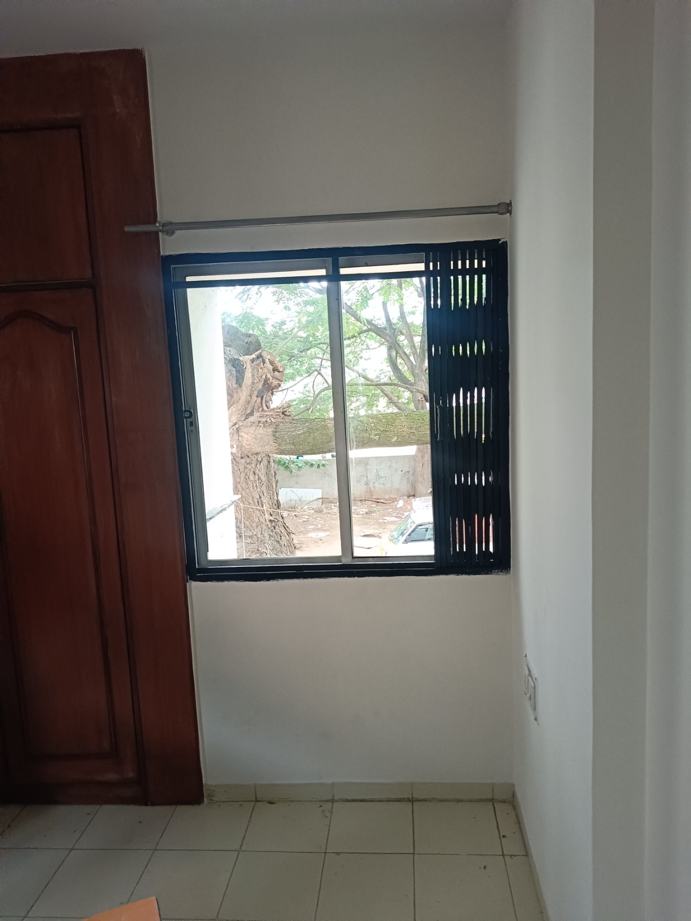 Aluminium Window Wheel Replacement in Arekere, Bengaluru, Karnataka, Bengaluru - Kutbi Aluminium Glass & Hardware