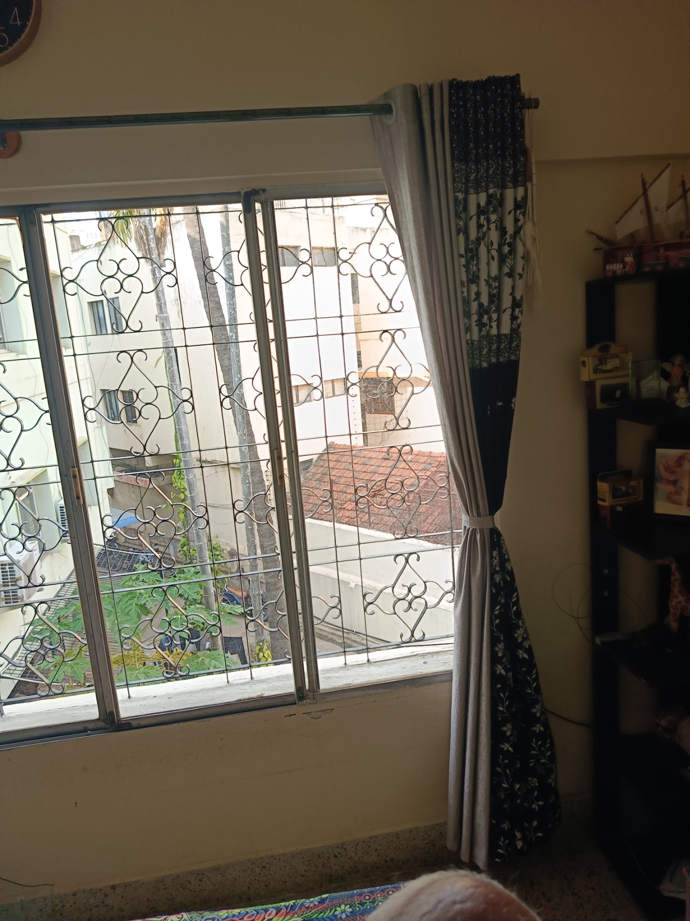 Broken Glass Replacement in Madhava Nagar, Gandhi Nagar, Bengaluru, Bengaluru - Kutbi Aluminium Glass & Hardware