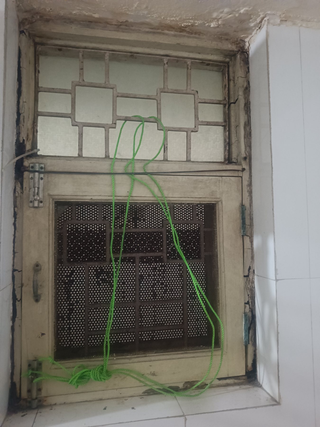 Bathroom Louver Installation before repair at Bohra Layout, near RVS Shastri, Gottigere, Bannerghatta Road, Bengaluru - Kutbi Aluminium Glass & Hardware
